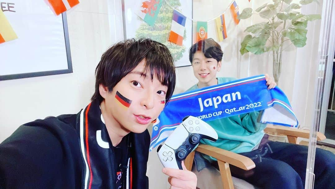 柿原徹也さんのインスタグラム写真 - (柿原徹也Instagram)「ねぇ、こーちゃん知ってた？ 日の丸背負ってたんだぜ？  #ちょいもtv #生配信 #柿原徹也 #西山宏太朗 #声優 #ドイツ #日本 #サッカー #ワールドカップ #fifa #ps5 #ありがとう」11月29日 18時37分 - charisma.tetsuya.days