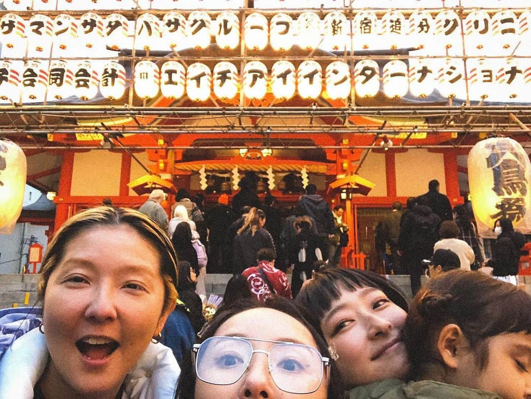 松本亜希さんのインスタグラム写真 - (松本亜希Instagram)「とりちろと毎年恒例酉の市！ 今年も無事みんなで来られて良かった😻 寝てる娘をずっと抱っこしていたので今日は両腕筋肉痛です😯 . #酉の市 #花園神社 #抱っこつらいぜ」11月29日 18時38分 - aaakichasooo