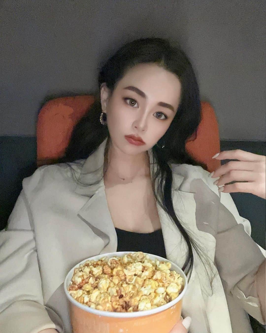 のインスタグラム：「. やっほん🌈☀️ クリニック行ってスタッフのお姉さんから良い情報貰えるの本当助かるし美容の話たくさんできるから好き🥹🫶 @sbeautyclinic  . . さて、なんの映画を見たでしょうか🎥🍿？ . . #エスビューティークリニック #美容外科 #美容整形 #肌改善 #美肌 #毛穴レス」