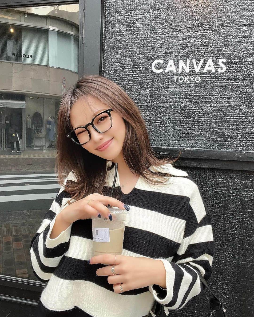 木田絵里香のインスタグラム：「.  ニット1枚でも寒くなかった日☕️ . メガネは @resexxy_official  セルフレームメガネ🥸 タグも2枚目につけてます🏷 . #コーデ」