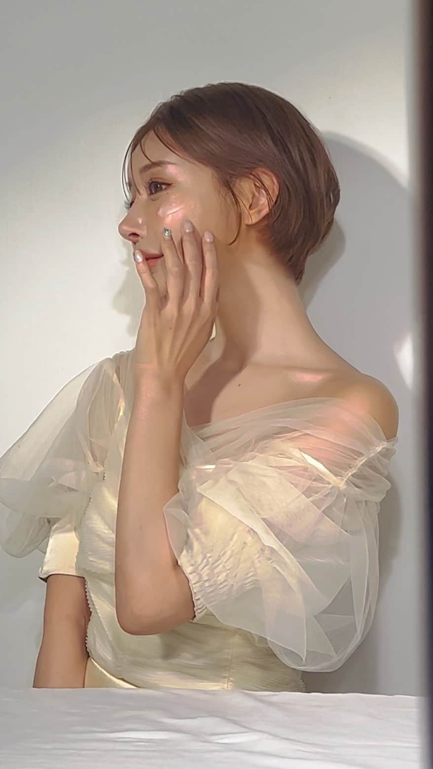 明日花キララのインスタグラム：「ハイライトが綺麗に映えるツヤツヤのお肌目指そ💠 @kisshada_official が来年には新しく美容液とクリームの発売も決定！！ 開発に1年半くらいかかって何度も何度も作り直し、自信あるものがやっと出来上がりました🪺✧ ノーマルカメラの動画で肌がピッカピカなの伝わると良いな👶🏻早く皆様にお届けしたいです。 1月下旬販売開始予定🦢」