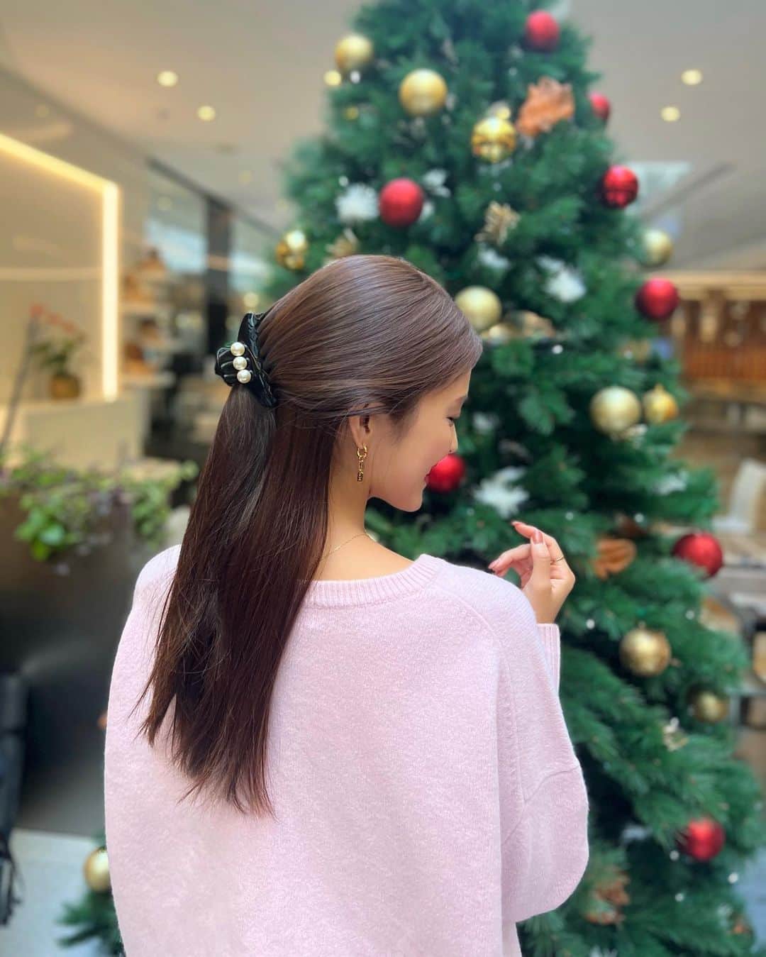 のインスタグラム：「サクッとモーニング🥞 お気に入りの @alexandredeparis_japan  のヘアクリップ🤍  寝起きでもパパッとまとめられて 上品なパールがしっかりワンポイントにもなってくれるの🫧  店頭では11/23からクリスマス限定のポストカードを、 12/1から35000円以上ご購入の方には ヘアアクセサリーポーチをプレゼントしてるみたい🎄🎁  #alexandredeparis #アレクサンドルドゥパリ #pr」