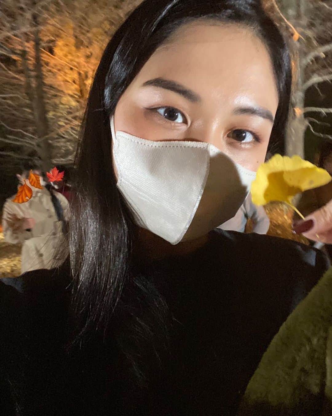 のインスタグラム：「🍁🍂 久々自撮りした 駆け込みいちょう並木はほぼ枝だった」
