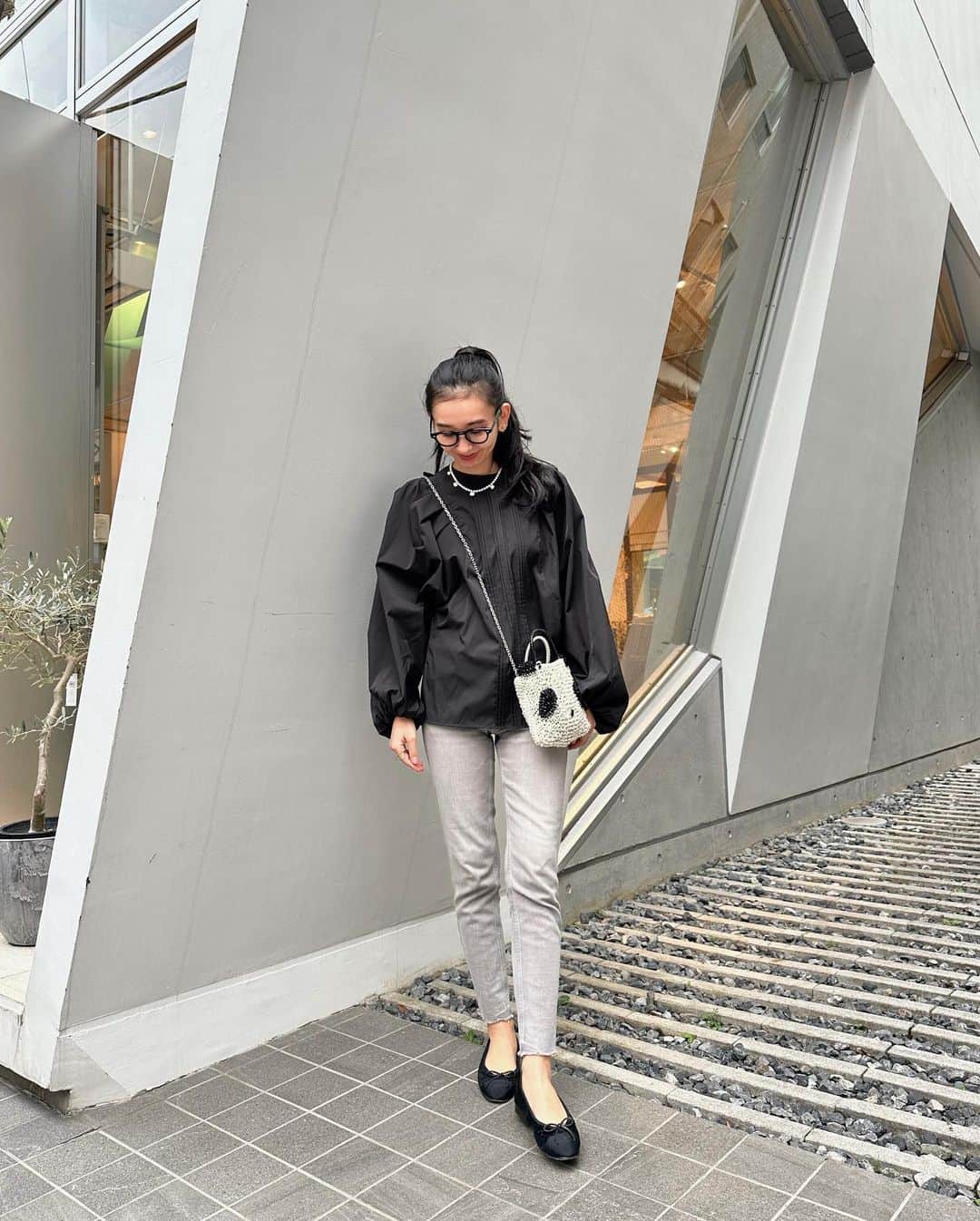 鈴木詩織のインスタグラム：「ブラウス×デニムのシンプルなコーデ🖤🤍  blouse / @meri.onlinestore  denim / @upperhights  bag / @anteprima_japan   この日はアウターももちろん着てたのだけど、寒かったから二の腕着圧インナーを仕込んでました🫶🏻 バレてない🤭  こうゆう袖にゆとりのあるお洋服のときは下に着込めるし、なにより二の腕の引き締めと美姿勢補正をしてくれるから"ながら美容"できるのが良いっ🙆🏻‍♀️  お家着いたらちゃんと跡が付いてて、ちゃんと着圧されてました✔︎ 二の腕シェイパーは @slimfeather.officialのものです✨  ⁡ ⁡ ⁡  #shiorin_styling#meri#upperhights#anteprima#timelessbijoux#ミリコのミリ活#アッパーハイツ#アンテプリマ#slimfeather#スリムフェザー」
