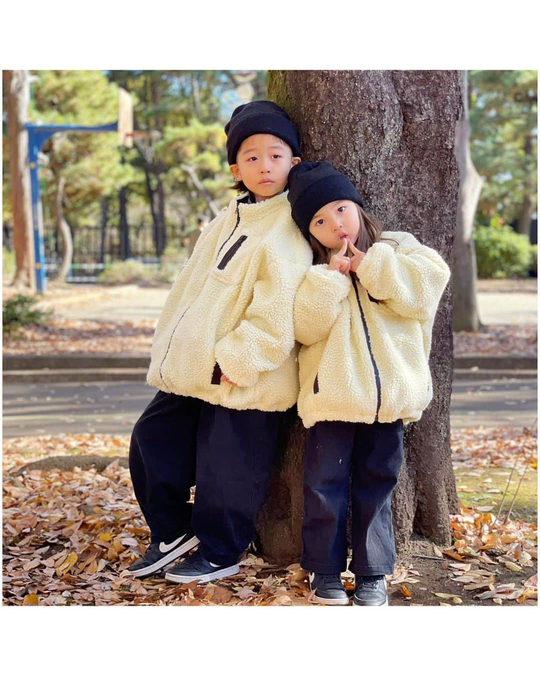 小泉梓さんのインスタグラム写真 - (小泉梓Instagram)「キッズのボアジャケットってなんでこんな可愛いんだろう。  ボアジャケットだから少しダボっと着せたくて、二人ともワンサイズ上のサイズをチョイスしたよ。  これからの季節、さらに大活躍すること間違いなしだね。  我が家はわりとブラックコーデが多いから今年はこちびのレモン好きにちなんで、レモンカラーにしてみたよ。  ハイライトにリンク貼り付けしてあるの残しておくからチェックしてみてね。  #キッズコーデ　#兄妹コーデ  #リンクコーデ　#ペアルック　#キッズファッション　#キッズモデル　#kids  #kidsfashion  #kidsmodel  #kidsofinstagram  #kidswear #AD」11月29日 19時54分 - azusan111