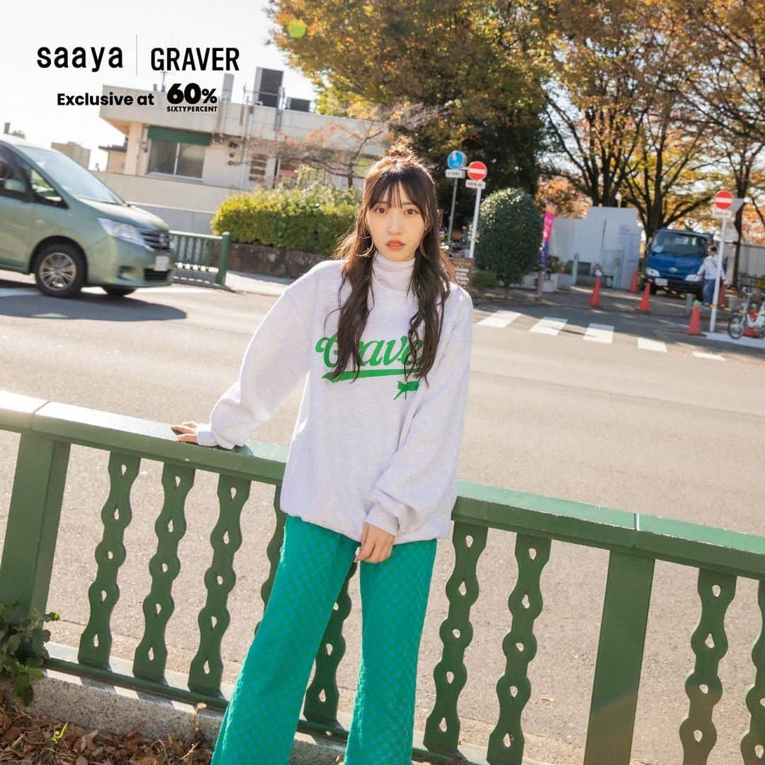 さぁやのインスタグラム：「さぁや×GRAVERのコラボ スウェットが発売しました！！ @graver_kr ⁡ ロゴスウェットで デニムでもカラーパンツでも スカートに合わせてもかわいい😍 ⁡ 💙アイボリー×ブルーロゴ 💚ホワイトメランジ×グリーンロゴ 🤍ブラック×ホワイトロゴ 7,500円（税込）サイズ：M、L ⁡ 3色展開です🐈 ⁡ 裏起毛なのであったかいし 肌触りもめっちゃ気持ち良いよ✨ ⁡ ユニセックスなので男女着れます！ ちなみに、私はMサイズで 弟はLサイズ着てるよ！ ⁡ 60％という通販で 11/29(本日) 20:00〜 12/8 17:59までの予約販売です！ ※注文から1ヶ月程度でお手元に届きます ⁡ @sixtypercent_official ⁡ 可愛いのが出来たので 是非みんなに着てほしいな😳 ⁡ ⁡ #韓国ファッション #ストリートファッション #カジュアルファッション #スウェットコーデ #韓国ストリート #韓国 #GRAVER #60%」