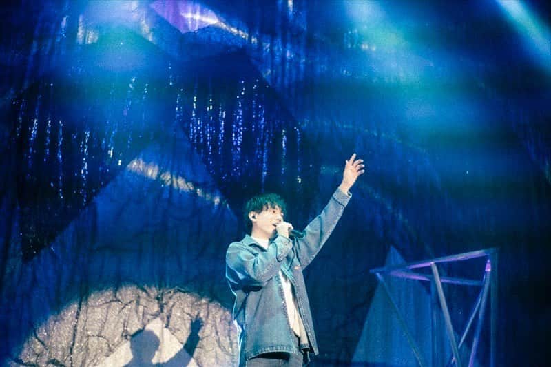 のインスタグラム：「＼LIVE Photo📷✨／ #梶原岳人 2nd ONE MAN LIVE「#ロードムービー」  LIVEで披露した楽曲たちが収録されている2nd mini albumも好評発売・配信中です💿  ぜひ沢山聴いて下さい🎧  Photo by Yuri Suzuki( @pbys_1986 )」