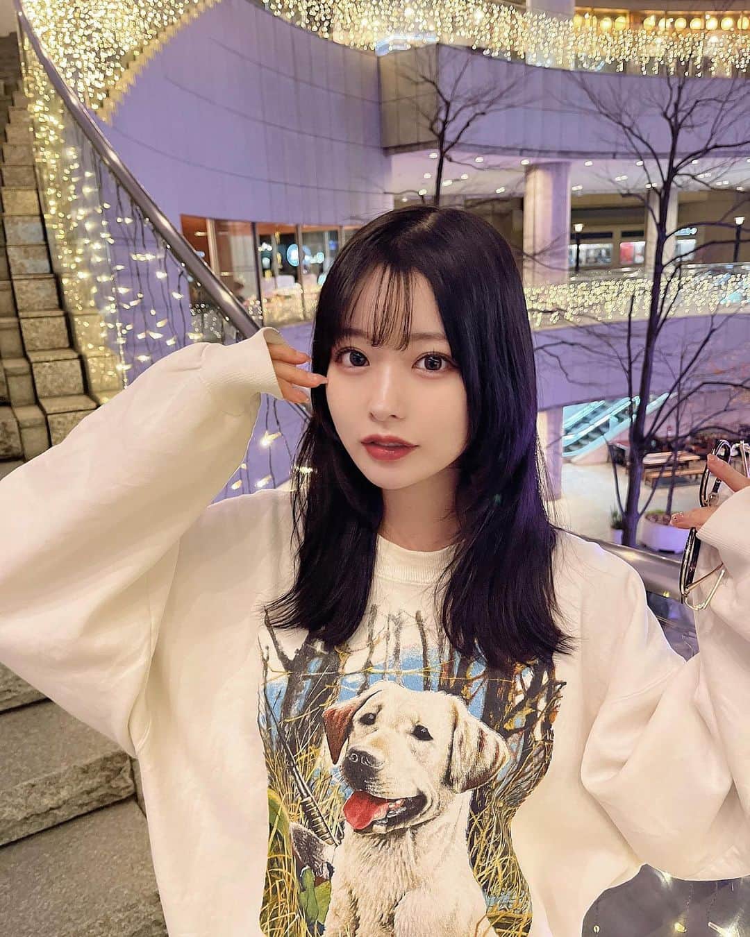 sarimaru(国木田さりまる)のインスタグラム：「下北の古着屋さんで見つけた可愛いトレーナー🐶💖  マネージャーとお散歩オフショです📷」