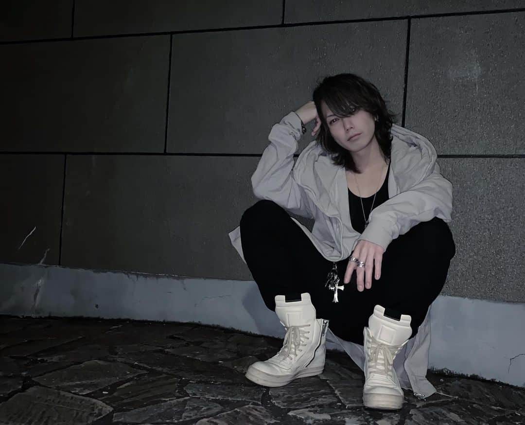 太田和樹／かずちぇるのインスタグラム：「. 来年までパーマ当てれんから 襟足バッサリいこうか迷ってたけど 冬なったら髪の毛伸ばしたくなるなあ🥺  この色のジオバス載せるの初めてな気がする  #afartefact #altra #cvtvlist #rickowensjapan #rickowensdrkshdw #rickowensonline #rickowensshoes #rickowenssneakers #rickowens #rickowensgeobasket #rickowensjapan #リックオウエンス #リックオウエンスダークシャドウ #ジオバスケット #パリコレ #元モデル #mensegg」
