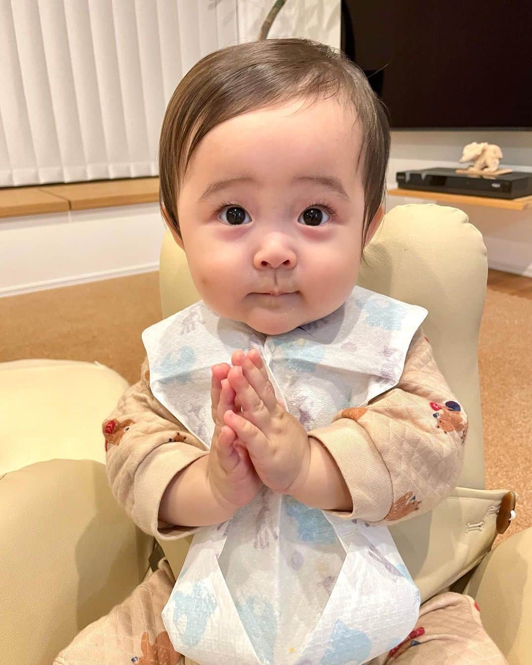 村上めぐみのインスタグラム：「. ㊗️10ヶ月‼︎ そんな記念すべき日に. 自ら「いただきます🙏🏻」 出来る様になりました🥹❤️ . 母感激🥹🥹🥹🥹🥹 . #赤ちゃん #10ヶ月ベビー #女の子ママ #女の子ベビー #いただきます #成長記録 #ベビー . 実はもう食べてるんだけどね🤤 途中でやっちゃう系女子なんだよね🤤 かわいいからいいかな🥰」