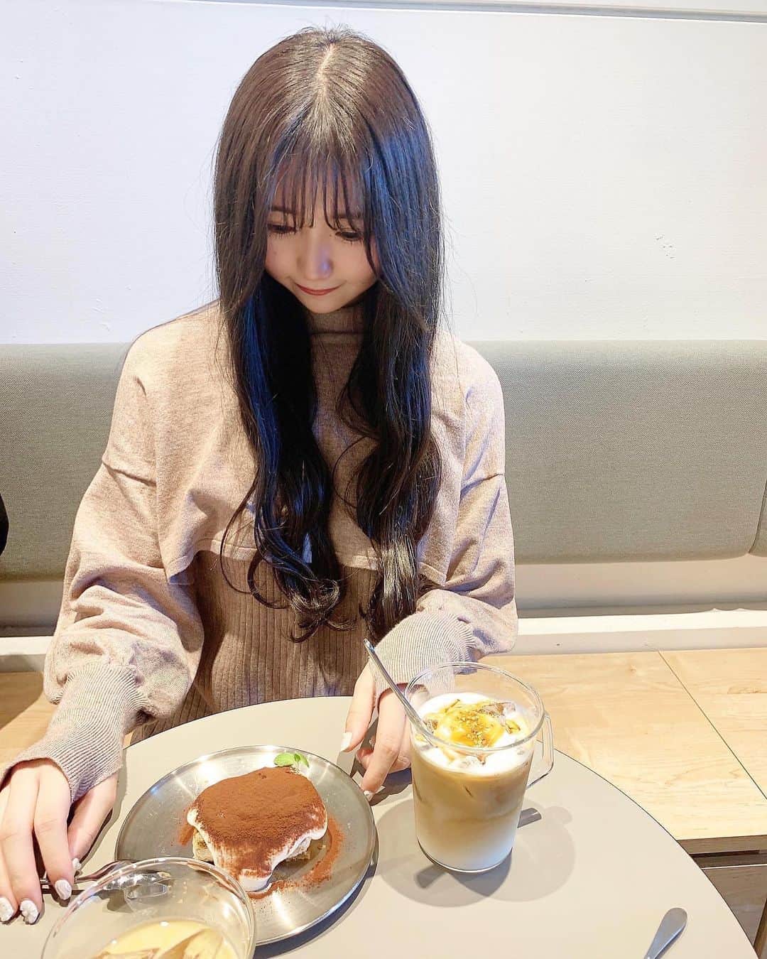 小熊倫実さんのインスタグラム写真 - (小熊倫実Instagram)「☕️☕️☕️ ⁡ 📍 BOTTA COFFEE ⁡ 𓏸 ソルトキャラメルラテ 𓏸 ティラミス ⁡ 実は先週友達ちゃんと東京で 色んなところを満喫してきたので 投稿していきます☺️🫶🏻🤍幸 ⁡ 最初に行けた空間もスイーツも 全部おしゃれな外苑前近くのカフェ☕️🌿 ⁡ 期間限定のティラミス あますぎなくて美味しすぎて 秒で食べてしまった､､🍽💌 ⁡ いつも本当にすぐに食べ終わってしまうので 20代は美味しさを噛み締めながら スイーツをのんびりとゆっくりと 嗜める大人になれたらいいなあ、👵🏻💭 ( 笑 ) ⁡ いっぱいの東京カフェの中から 素敵なカフェに出会えて幸せでした🧚🏻‍♀️🌼 新潟も東京も行きたいカフェだらけ､､！ ⁡ #東京カフェ #表参道カフェ #外苑前カフェ #bottacoffee #ティラミス #キャラメルラテ #新潟スイーツ部 #☕️ #🍰 #🌿」11月29日 20時33分 - tsugumi_oguma2929