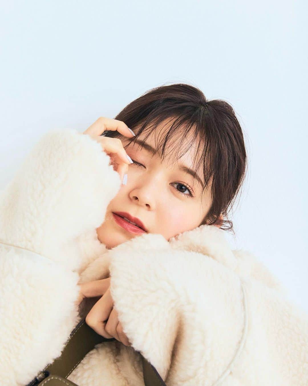 久間田琳加のインスタグラム：「non-no 1・2月合併号、発売中です❄️ 誌面には載っていないオフショット♡ 冬の白ってなんだか好き〜〜！ #nonno #ノンノ」