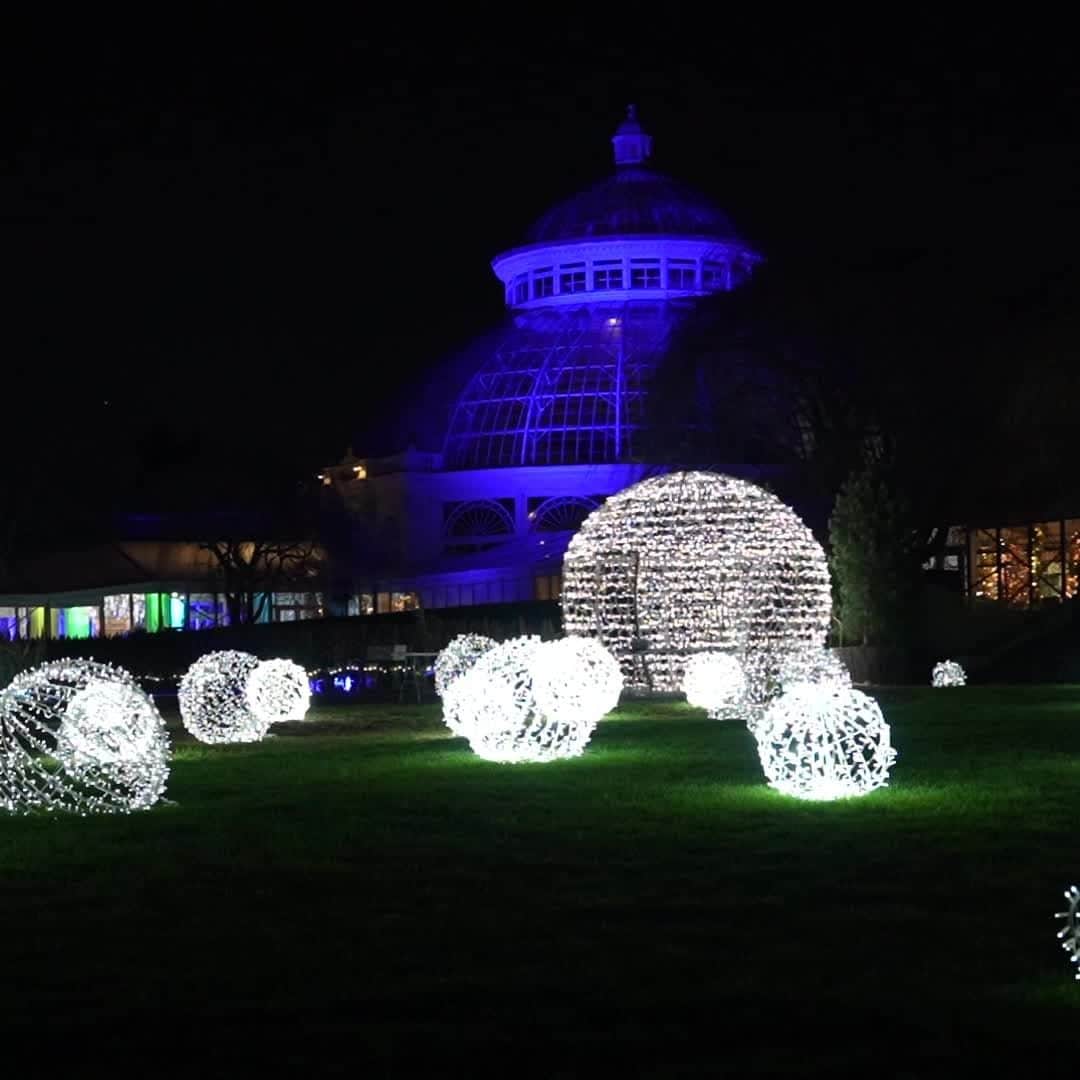 ニューヨーク植物園のインスタグラム：「The holiday season is HERE and it's time to lock down your plans to visit the Holiday Train Show and NYBG GLOW. Whether spending it with family, friends or loved ones–check out the ultimate holiday experience, and the only holiday light show where you can also see a train show! ✨🚂   By day, explore New York's most famous (miniature) landmarks inside the Haupt Conservatory at the Holiday Train Show. At night, NYBG GLOW awaits you with choreographed light and sound installations, along with ice carving and great food from @bronxnightmarket. Secure your ticket to NYC's most beloved tradition NOW – tickets sell out fast. Your iconic holiday experience is a click away. Link in bio.  #HTSNYBG #NYBGglow #plantlove」