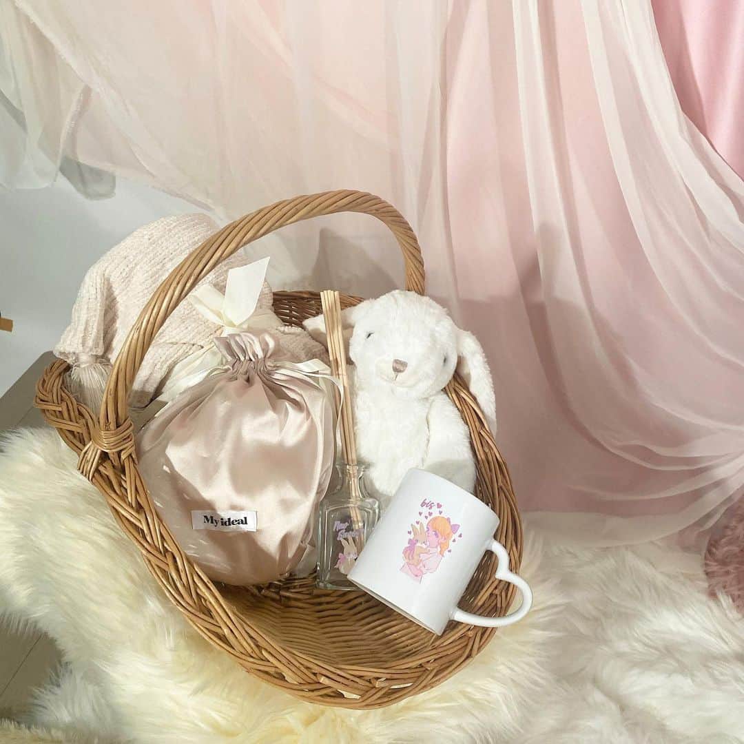 中野愛理のインスタグラム：「． 　　　　　　 #bis roomのプロデュースアイテム 受注締切は 明日の18時までです🐇🎀 " すき " をたくさん詰め込んだので みんなと共有できたら嬉しいです♡ 　　　　　　　　 🔗 https://www.munican.jp/bis-room/」