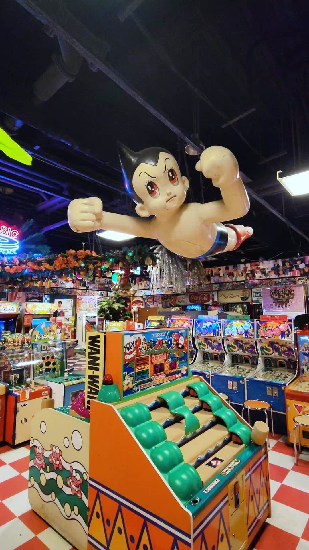 井上ジョーのインスタグラム：「Japanese arcade, retro style  All rights belong to @inouejoe  #japan #anime #game #retro」