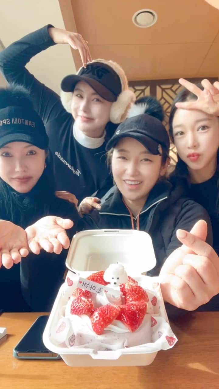 リュ・ジヘのインスタグラム：「80대치는 장타언니들과 어신 엄찌언니랑  시즌 끝!👋🏻👋🏻 한파 조심하세요!!🧑🏻‍🎄 아해언니 생일 축하해요♥️ #지혜는못말려 #브금왜어울리는건데」
