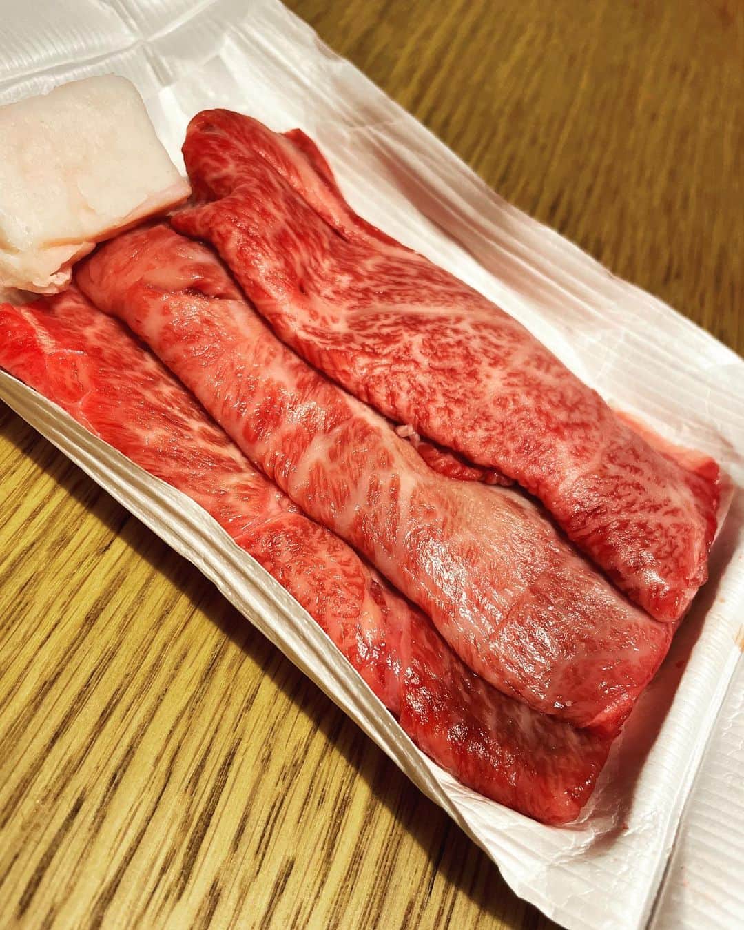 浜口順子さんのインスタグラム写真 - (浜口順子Instagram)「11月29日、いい肉の日🥩ってことで、 お家ですき焼き❤️‍🔥 松阪牛をいただきました🤤 三重は美味しい素晴らしいお肉が リーズナブルに買えると思います。 嬉しいです。 めっちゃ美味しかった〜💕 牛に感謝していただきました。 美味しいお肉食べて、パワーつけて、 気合い入りました🔥 よぉーし。  #いい肉の日  #松阪牛　 #三重 #mie #三重のええもん見てほしい」11月30日 0時10分 - hamaguchijunko
