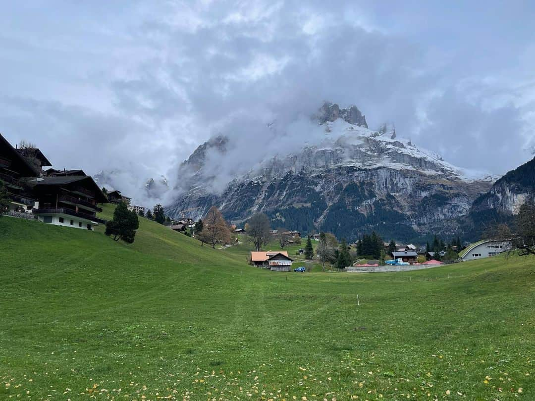 ユン・ソギョンさんのインスタグラム写真 - (ユン・ソギョンInstagram)「그린델발트🇨🇭🤍❤️ 음식은 입맛에 안 맞았지만 보는 내내 감탄을 자아낸  자연경관 때문에 또 오고싶은 곳🙋‍♂️  #융프라우정상에서먹는인생라면」11月30日 0時34分 - yunny0213