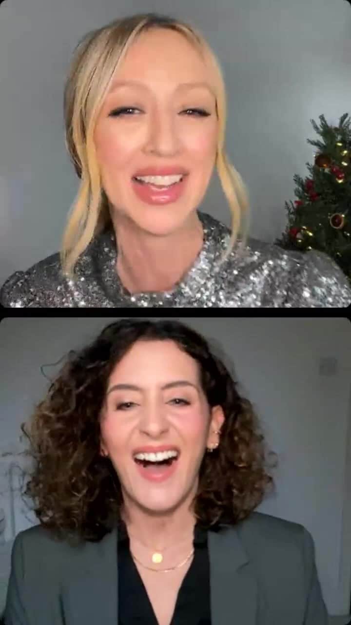のインスタグラム：「It’s the most wonderful time of year. 🎁 Watch Bobbi Brown Pro Artist @micheleshakeshaft_artistry and @bobbibrownuk Pro Artist @bbpro_hollieolivia unwrap their favorite festive offerings from our holiday collection.  #BobbiBrown #HolidayCollection #HolidayMakeup #Unboxing #InstagramLive」