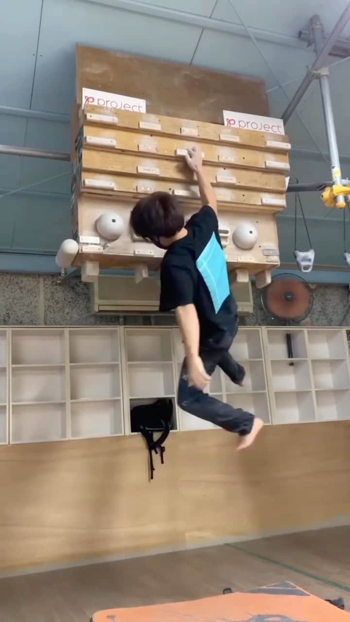 野村真一郎のインスタグラム：「@nomura_shinichiro looking strong on some powerful campus moves on bad edges. “Floatin” will go down soon!  #climbing #bouldering #campusboard #hangboarding」