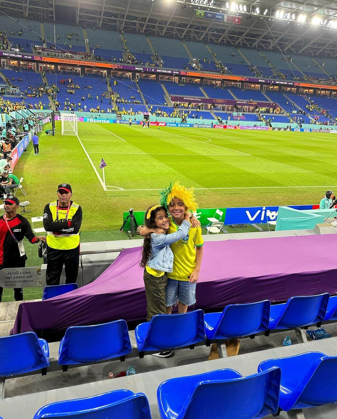 アラン・マルケス・ロウレイロさんのインスタグラム写真 - (アラン・マルケス・ロウレイロInstagram)「Uma noite mágica de copa do mundo junto com meus pequenos! Vamos BRASIL💚💛🇧🇷」11月30日 1時48分 - allanmarques91