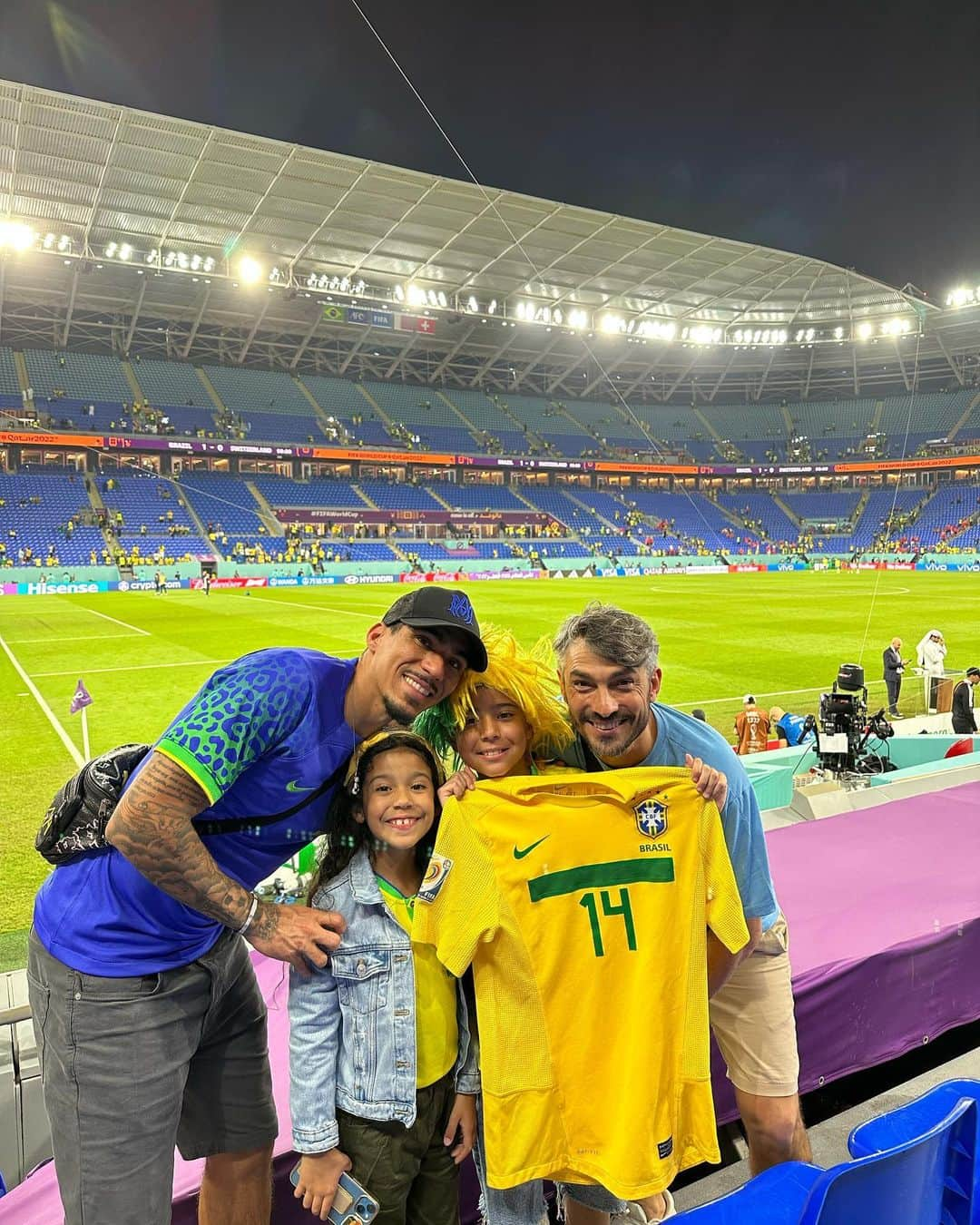 アラン・マルケス・ロウレイロさんのインスタグラム写真 - (アラン・マルケス・ロウレイロInstagram)「Uma noite mágica de copa do mundo junto com meus pequenos! Vamos BRASIL💚💛🇧🇷」11月30日 1時48分 - allanmarques91