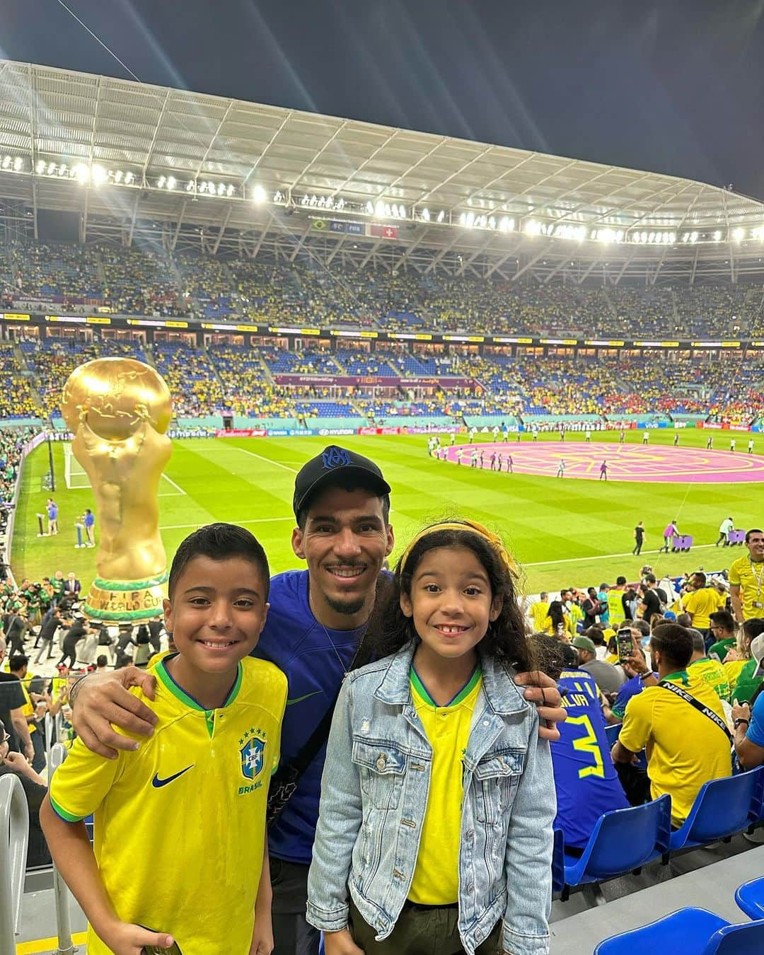 アラン・マルケス・ロウレイロのインスタグラム：「Uma noite mágica de copa do mundo junto com meus pequenos! Vamos BRASIL💚💛🇧🇷」