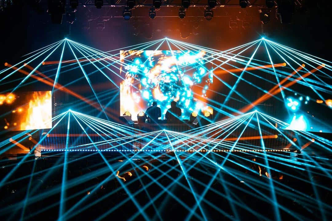 Adventure Clubのインスタグラム：「we’re convinced that there can never be too many lasers // THANK YOU for showing us so much love, VB and Philly🔥 your energy is always massive」