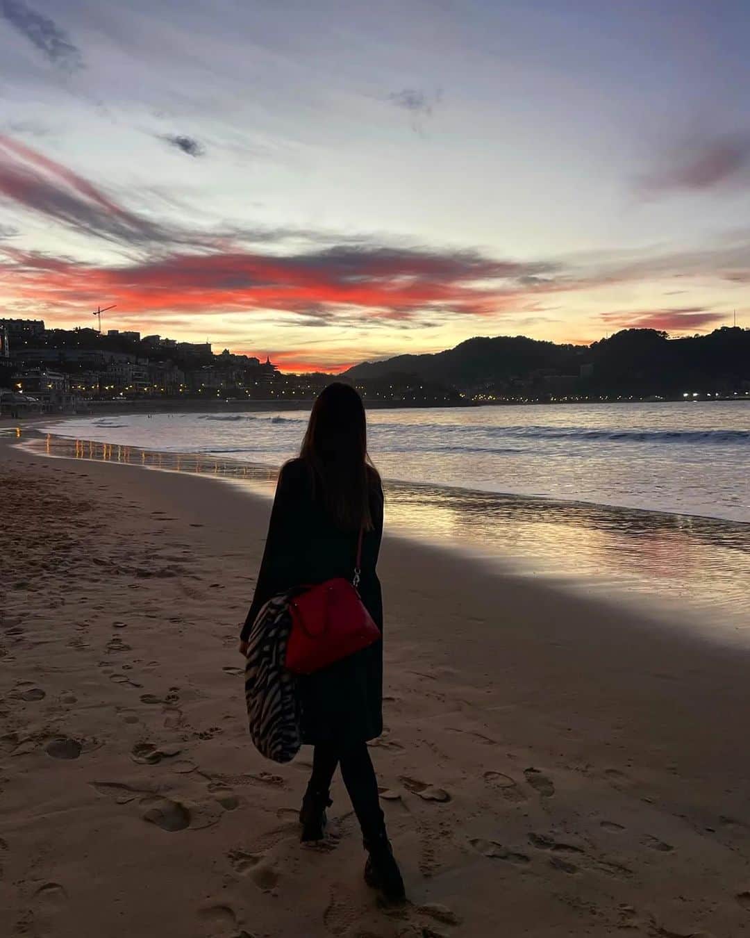 ソニア・ラフエンテのインスタグラム：「The moments we live for 🧡 . . . 📸@nereav99 . #laconcha #sansebastian #november #beach」