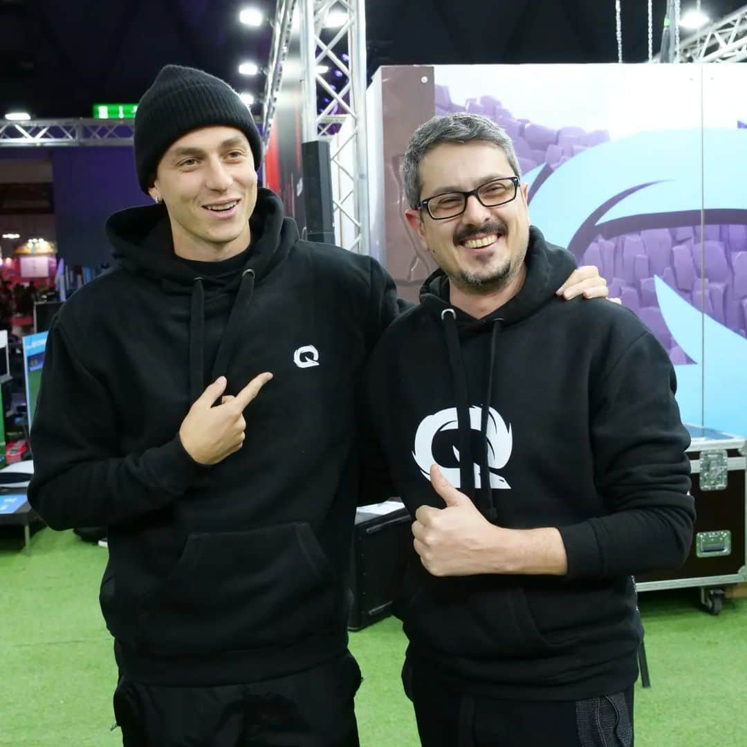 ダニエレ・バゼッリのインスタグラム：「QLASH FAMILY 🎮🔥  @qlash_italia  @lucapagano   #Qlash #MilanoGamesWeek  #Esport  #Gaming」