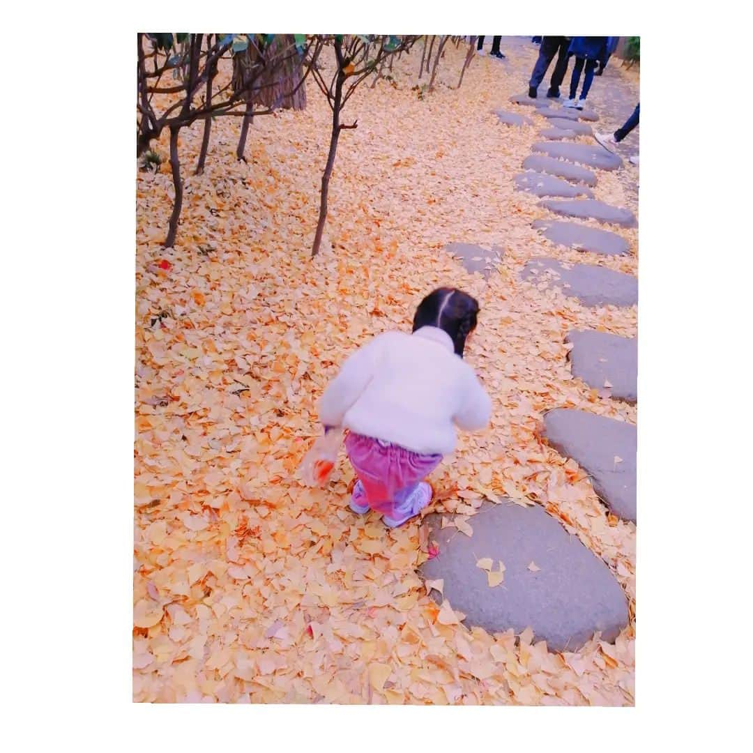 村山絢香さんのインスタグラム写真 - (村山絢香Instagram)「✼ ✻ ✻ 帰宅後、本日の制作は紅葉の冠✨🍁💕 もくもくと頑張っていました🤭💖🍁 ✼ ✻ ・ ・ #ママの宝物 👧💓👧 #待望の2人姉妹👧💖👧 #日々愛しい☺️❤️👶 #天真爛漫な長女 ✨💕 #次女はどんな子になるかな？♡ #リトルママ ☺️💕 #お世話大好きっ娘✨🌸 #長女とそっくり☺️🌹 #元気いっぱい娘 💓 #楽しい 1日 #楽しそうな姿がママの幸せ ☺️🌸 #ママも思いきり楽しむ 😊💕 #毎日ママと走り回る  #天真爛漫 #お転婆娘 🐒💓 #ママライフ #enjoy  #気まぐれ日記 ♡ #育児日記」11月30日 5時30分 - ayaka_murayama