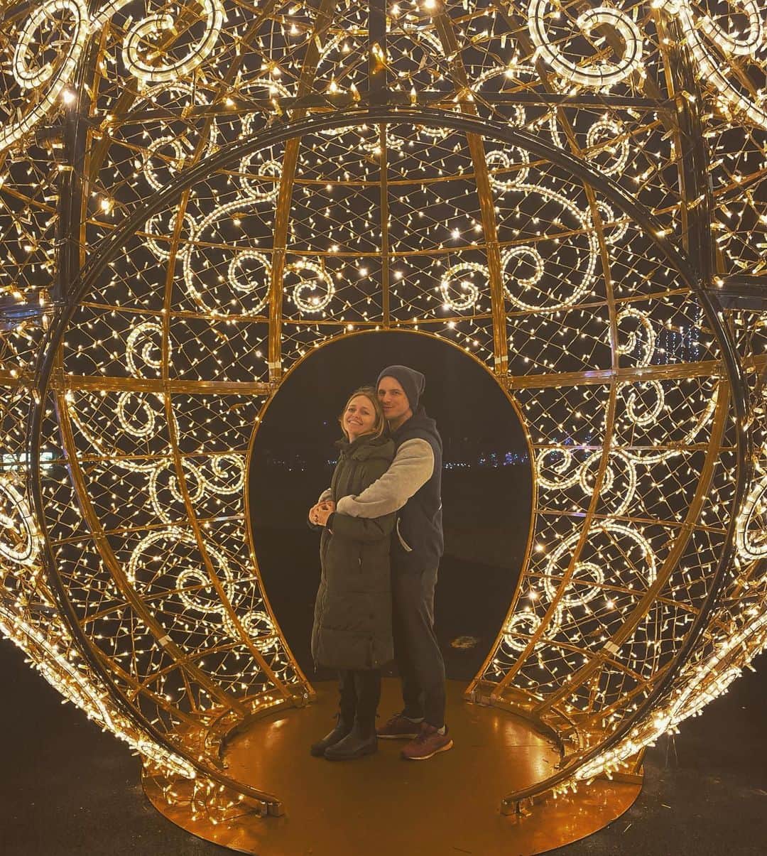 ジョアンナ・ブラッディのインスタグラム：「Prom pic  . . : . . . #christmas #lights #christmaslights #datenight」