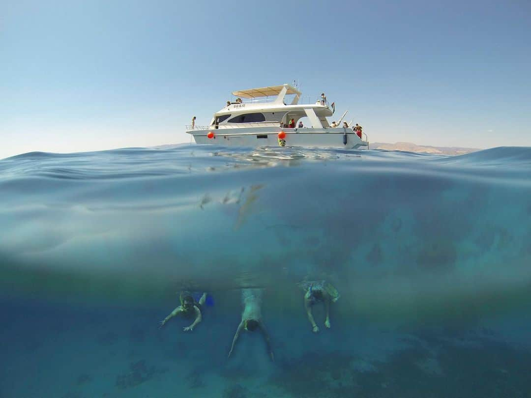 Karan B.さんのインスタグラム写真 - (Karan B.Instagram)「That one time @jordanherschel wanted to play “Marco Polo” in the Red Sea.  Oh, and here’s a photo of a boat.」11月30日 5時45分 - sendingstache