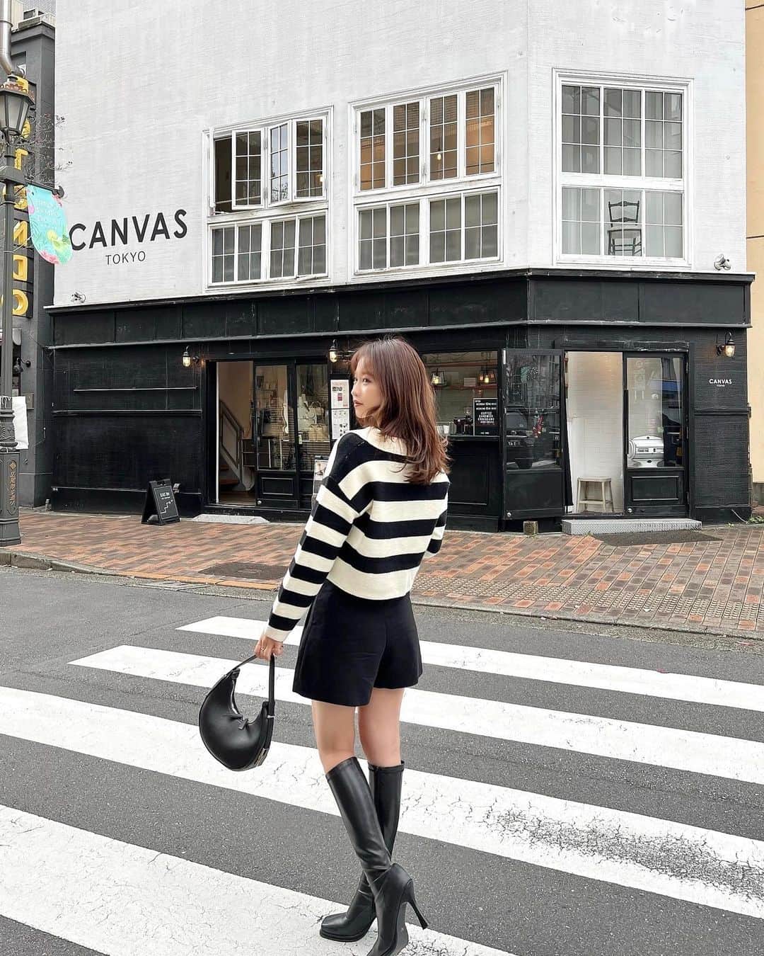 木田絵里香のインスタグラム：「. 明日から寒くなるみたいだね⛄️ もうこんな足出してられない⛄️w . 超美脚になるブーツ👢 @resexxy_official  ブラウン残り僅か☺︎ブラックも無くなる前にどうぞ♡ . #ブーツ#コーデ#ニット#ボーダーニット」