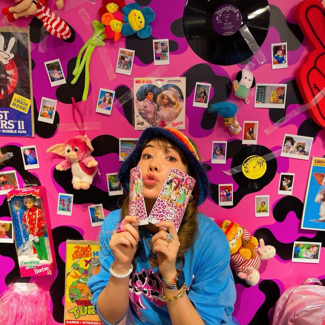 仲里依紗のインスタグラム：「明日からラフォーレ原宿にて RE.プリブースがオープンします🌺🌈💞✨🧸⭐️🎀💎💙 念願のプリ機を作ることができて幸せハッピー🥰❣️🫶🏻🌺 ただいま仲里依紗は、絶賛裏方作業中👷🏻‍♀️⛑💨 バッタバタで進めてますが、めちゃ可愛い空間が仕上がってます〜🥹💞 まじ映え空間😂🫶🏻💙💙💙 12月1日から12月11日までラフォーレ原宿5階で開催してるから みんなプリ撮りにきてね〜🌺😘🫶🏻GAL✨  #ラフォーレ原宿 @laforet_h」
