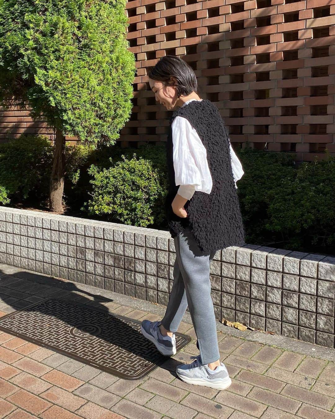 半田麗のインスタグラム：「先日の暖かかった日の。☀️ @unminouofficial のパイルボアジレ、インナー変えて色々着回し効くしシルエット可愛い◎  息子さん9ヶ月になり、ついにセカンドベビーカーを購入したのですが（3枚目）、B型やっぱ軽いし背中起こした姿勢で乗れるから機嫌も良くて大正解！ （もともと持ってたAB型も長く使うつもりで買ったんだけど、背中がしっかり起こせないと機嫌が悪くなるってのは想定外だった😂）  暖かくなる頃には電動自転車欲しい🚲💭 #コーディネート #アンミヌ #unminou #unminoustyle #ジレコーデ #ニューバランス #ニューバランスコーデ #m5740 #ママコーデ #b型ベビーカー #セカンドベビーカー」