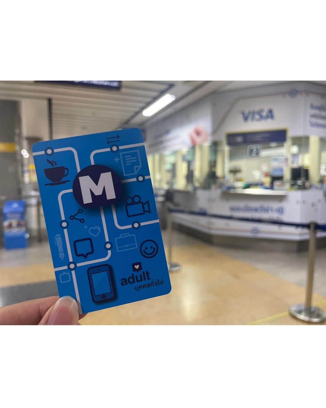 鈴川絢子のインスタグラム：「タイMRT「MRT Card」@パホンヨーティン駅チケットオフィス  タイのMRT(地下鉄)でのみ使えるICカード。 おそらくMRT各駅にあるチケットオフィスで発行手数料30THB＋デポジット50THB＋初回チャージ料100THBの計180THBから購入可能🙆‍♀️ 購入時にパスポートの提示と電話番号(日本の携帯電話番号で🆗)を伝える必要がある  改札ではタッチ機能がついたVISAカードをそのままタッチして通ることも出来て便利💳　#thailand #MRT #全国交通系ic乗車カードの旅」