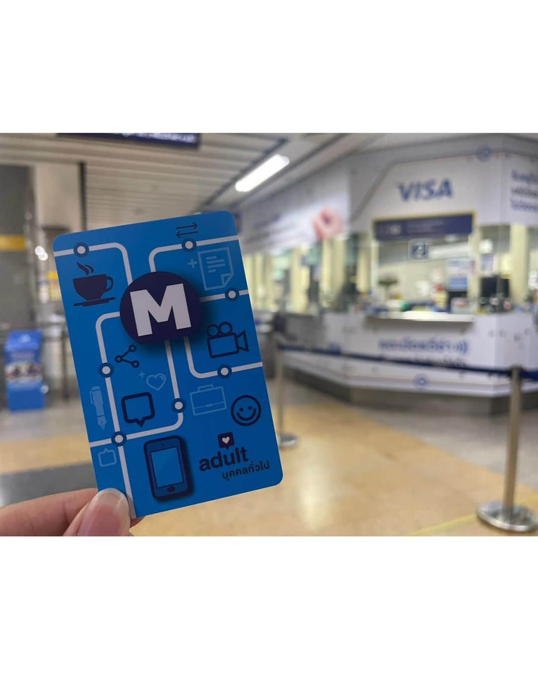 鈴川絢子さんのインスタグラム写真 - (鈴川絢子Instagram)「タイMRT「MRT Card」@パホンヨーティン駅チケットオフィス  タイのMRT(地下鉄)でのみ使えるICカード。 おそらくMRT各駅にあるチケットオフィスで発行手数料30THB＋デポジット50THB＋初回チャージ料100THBの計180THBから購入可能🙆‍♀️ 購入時にパスポートの提示と電話番号(日本の携帯電話番号で🆗)を伝える必要がある  改札ではタッチ機能がついたVISAカードをそのままタッチして通ることも出来て便利💳　#thailand #MRT #全国交通系ic乗車カードの旅」11月30日 8時12分 - suzukawaayako