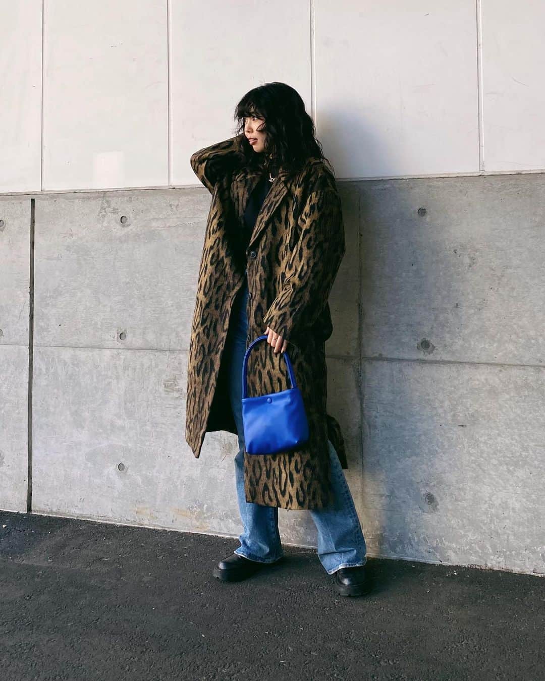 MOUSSY SNAPさんのインスタグラム写真 - (MOUSSY SNAPInstagram)「#MOUSSYSNAP @aika_sgym 158cm  ・LEO SIDE SLIT LONG COAT(010FAS30-6230) ・MVS FLARE(010FAA12-1300) ・TINY SQUARE BAG(010FAH51-5910) 全国のMOUSSY店舗／SHEL'TTER WEBSTOREにて発売中。  #MOUSSY  #MOUSSYJEANS #MVSJEANS #MOUSSYHOLIDAYCOLLECTION」11月30日 8時30分 - moussysnap