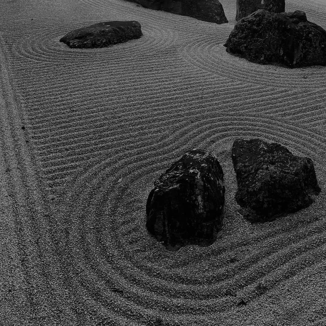 八木ゆうきのインスタグラム：「🪨　  石と砂は何処にでもある  知恵と手をかける事で作品になる  全ての物は美しく、美しくなる可能性を秘めている」