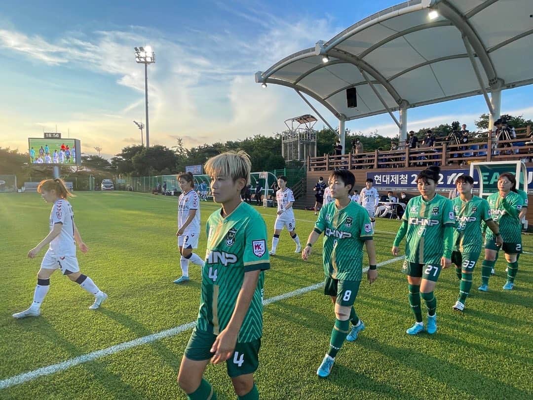 田中明日菜のインスタグラム：「. 今シーズンも2位でした⚽️ 肋骨にひびも2回 コロナにも2回 様々な2に翻弄された2022シーズン🐸 応援ありがとうございました！！  집에 가자~🇯🇵✈️」