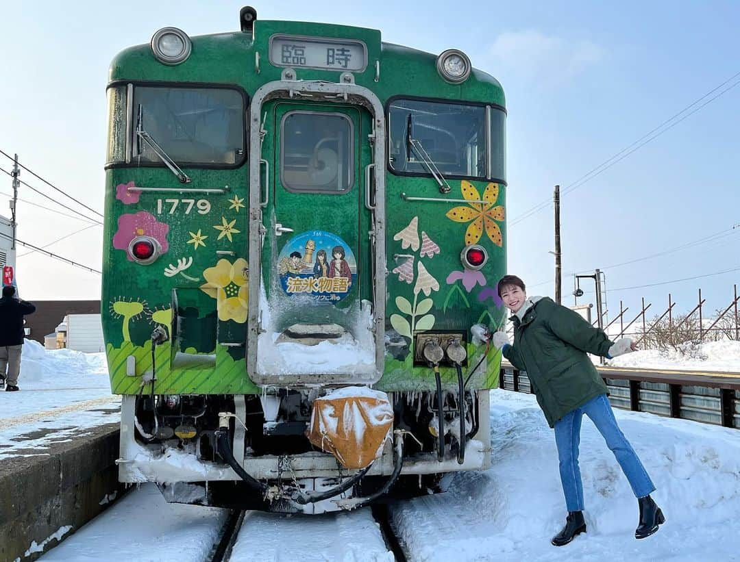 青木愛のインスタグラム：「今年の2月に北海道に行った時の様子がアップされました🐻‍❄️🦭☃️ ⁡ 流氷や滝が凍ってるのを見たり🧊👀 雪の上を自転車で走ったり🚲 ワカサギ釣りしたり🎣 美味しいもの食べたり🦀🍖 ⁡ 最高の北海道旅でした♡ ⁡ 動画是非観てみてください🫶🏻💕 https://youtu.be/w8VlY2OtU5Q ⁡ ❄️網走市 ❄️小清水町 ❄️大空町 ❄️美幌町 ❄️北見市 の皆さま、ありがとうございました♡」