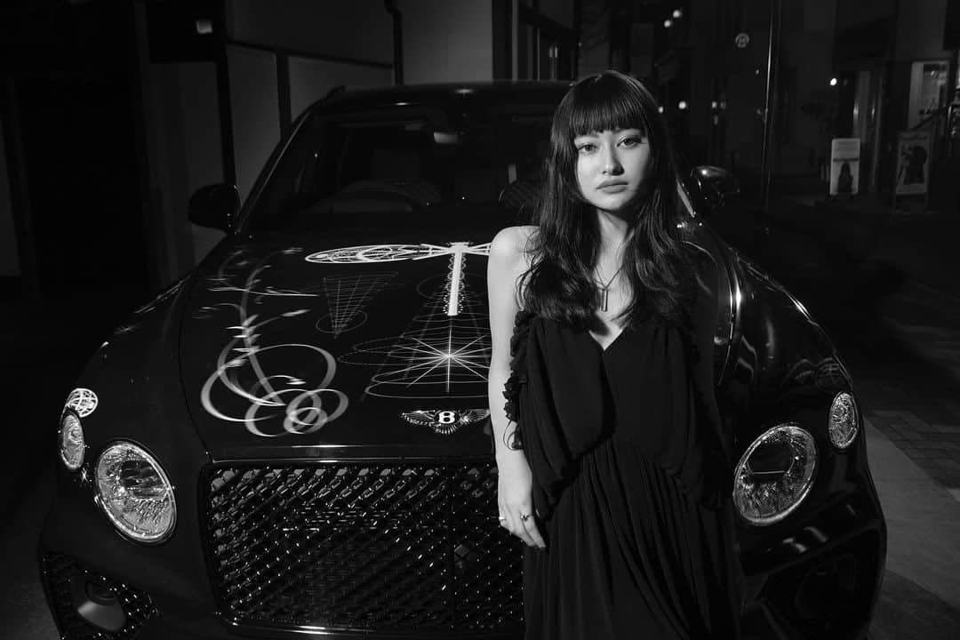 石丸乃晏のインスタグラム：「イベントに携わらせていただきました。  BENTLEY presents  "The special event" by Dr.Woo at Tokyo  この為だけに描いた作品は、 自然界を象徴する電気トンボ。 自然の有機的なテーマを保持しながら、試練に耐える物語と共に光り続け、未来に向かって急速にズームする世界観を表現して頂きました。  @bentleymotors_japan 🕷 @_dr_woo_」