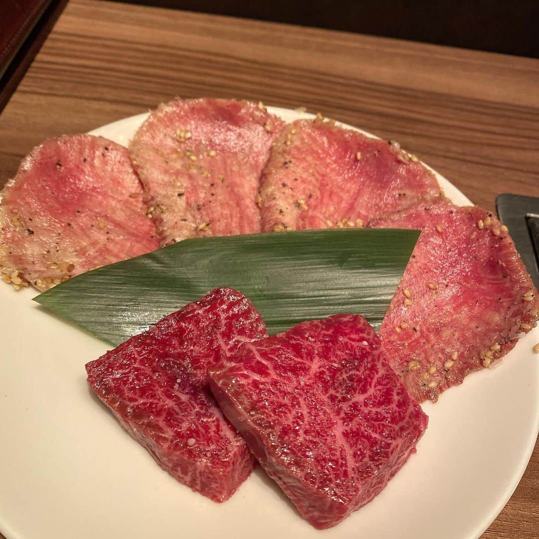 山本愛子さんのインスタグラム写真 - (山本愛子Instagram)「は！私としたことが！！  1129の日にお肉載せるのを忘れてました🤣 少し前のですけどね🤣  美味しかったなぁ…🤤💕 お外で焼肉なんていつぶりかなあ✨ 堪能しました！ ご馳走様でした🤤✨🥩  #いい肉の日　#1129  #肉」11月30日 10時26分 - aikoyade1219