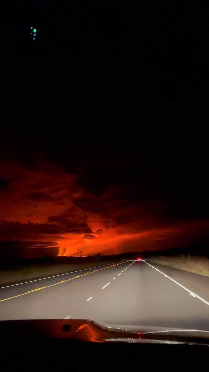立花亜野芽のインスタグラム：「Red sky driving in #maunaloa 🌄  #マウナロア　#ハワイ島　#噴火 #hawaiibigisland」