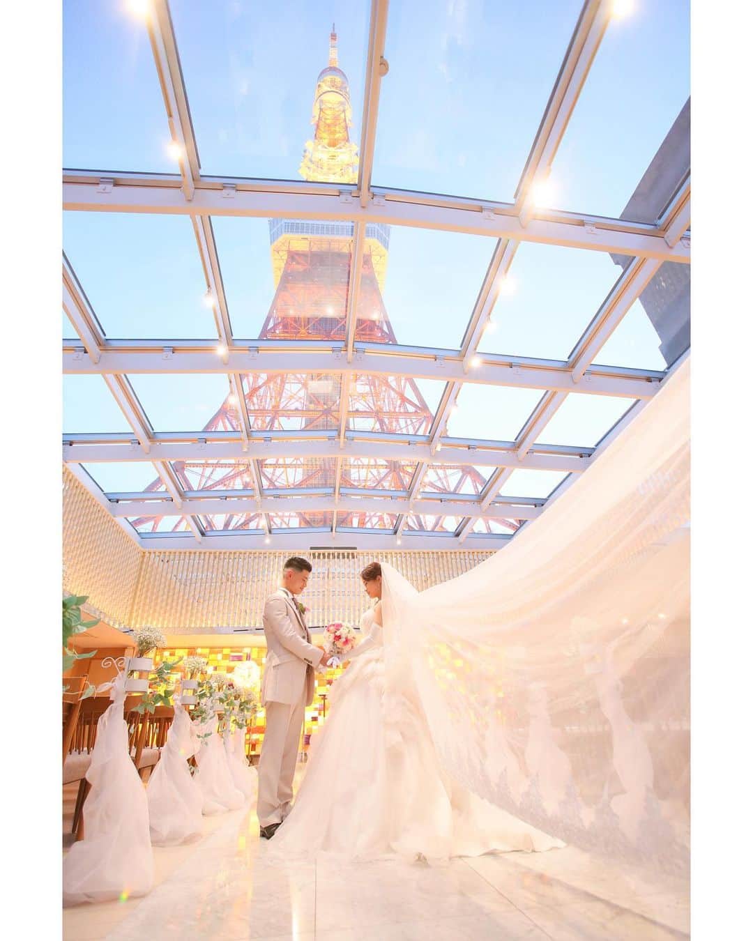 東京タワーの麓の結婚式さんのインスタグラム写真 - (東京タワーの麓の結婚式Instagram)「🗼 だんだんと冬の空気になってきましたね❄️ 空気が澄んでいるこの季節は ライトアップしている東京タワーもより綺麗に見えます🤍  万が一くもりや雨が降ってしまっても チャペルのガラス窓は明るさを採り込んでくれる 特殊なガラスを使用しているので 明るさと開放感は保たれます✨  天候に左右されることなく 東京タワーをお楽しみいただけるチャペル🗼 気になる方はぜひブライダルフェアに 参加してみてくださいね♡  〈東京タワーの目の前の結婚式場〉 @theplaceoftokyo  #theplaceoftokyo #プレイスオブトウキョウ #プレイスオブトーキョー #プレイスオブ東京 #ザプレイスオブトーキョー #ザプレイスオブ東京 #ザプレイスオブトーキョー #ゲストハウス婚 #東京タワー #東京タワーが好き #tokyotower #東京タワーが見える #結婚式 #挙式」11月30日 10時59分 - theplaceoftokyo