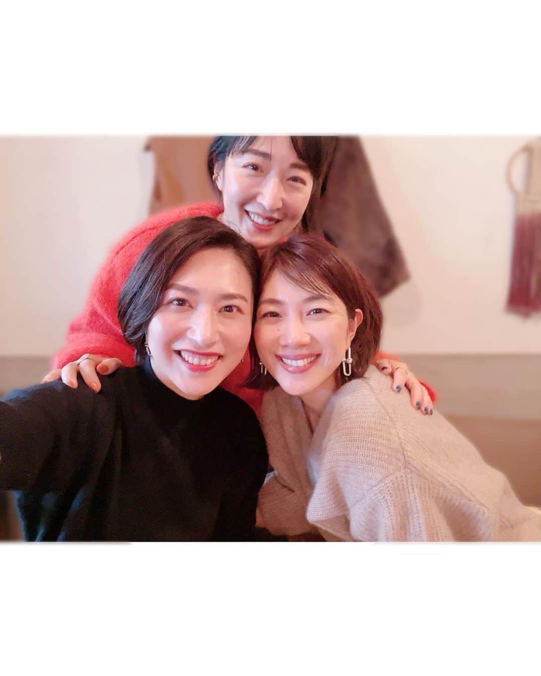 藤真美穂のインスタグラム：「* 沢山のコメントやメッセージ ありがとうございました😆💛 ・ 大好きな2人がお祝いしてくれました✨🎂✨ @reikoshiota_official  @parafuse.okubo.saitama_tokyo  座った瞬間、喋る喋る…… 「ちょっと手洗ってくるから話盛り上がらないでね」 …という玲子氏🤣 構わず話を続ける私たち🤭 ・ 時間が一瞬だった… いつもありがとう💚💙💜 ・ ・ #2枚目 #玲ちゃんからプレゼントでもらった #リップを塗って💄  #chanelbeauty  #お誕生日 #mybirthday」