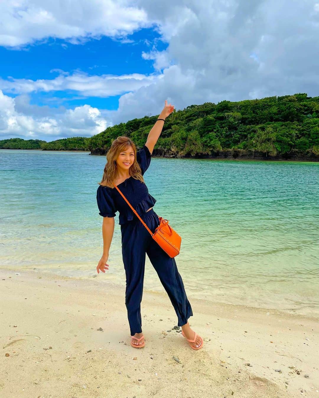 のインスタグラム：「この透明な海を 一日中ぼーっと見ていたい🤤  こんなにキレイなところに来れるのも キレイなものを観れるのも 私を産んでくれた両親のおかげ✨  お父さんお母さん ありがとう✨   #ありがとう #海 #沖縄 #石垣島 #宮古島 #竹富島 #久米島  #海好き #夏好き」
