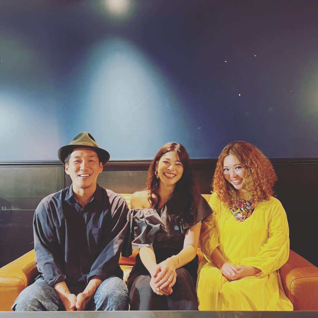 澤田かおりのインスタグラム：「特別な時間にまだポヤポヤしています。 音楽を奏でることは一人きりでもできるけど、そこに聴いてくれる人がいて、刺激をくれる仲間がいて初めて味わえる喜びがあるんだと、だからやめられん！と改めて感じました。 歌うこととハーモニーの喜びを教えてくれたHanah Springちゃん、音楽の幅と世界をどんどん広げてくれた福島節さん。 お二人とも私にとってはヒーローであり、愛を音楽で表現できる人であり、そんなお二人がステージに上がってくれてただただ嬉しくて。 仕事面でも私生活でも本当にいろんな変化を経て、正直毎日を成立させるだけで精一杯なことがほとんど、三歩進んでは二歩下がっているような感覚だったりもするのですが、それでも擦り切れることなく腐ることなく、新たな発見や楽しさを感じれることに改めて感謝できたし、まだまだいろんな景色が見られるはずだとワクワクしました。 今回の帰国ライブはこれにて終了となります。ご来場くださった皆さん本当にありがとうございました！ また会いましょう！👋」