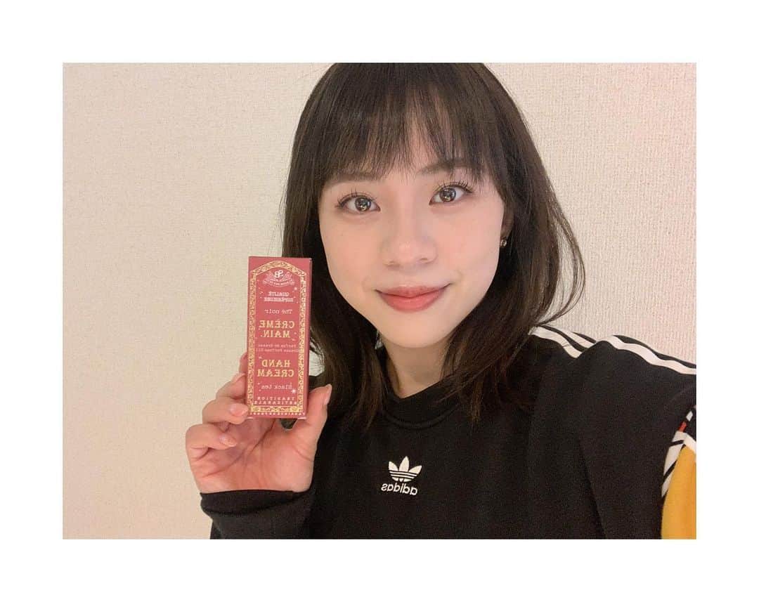 村上茉愛のインスタグラム：「.  いよいよ明日で12月になります🫧 あと1ヶ月弱でクリスマスですね🎄  冬は乾燥して手が荒れたりする事が多いですが、 そんな時におすすめの商品を紹介します！  senteur et beaute サンタール・エ・ボーテ社 冬季限定ハンドクリーム ブラックティー、ホワイトティーの香り  (私が持っている赤色はブラックティーです)  まずはなんと言ってもパッケージが可愛い🫧 ハンドクリームは持ち歩く事が多いですが、 サイズもコンパクトで便利です！  そして冬限定☃️‼️  香水が苦手な方でも素敵な紅茶の香りに包まれるハンドクリームなので 使いやすいかと思います🍒  これからの季節にピッタリです！ 乾燥を防ぎましょう🫧🫧  @efinternational @senteuretbeaute.jp  #senteuretbeaute #サンタールエボーテ #フレンチクラシック #紅茶の香り #ホワイトティーの香り #ホワイトティー #ブラックティー #ハンドクリーム #フランス🇫🇷#efinternational #エフィと香りの暮らし #冬季限定 #フランス製#pr」